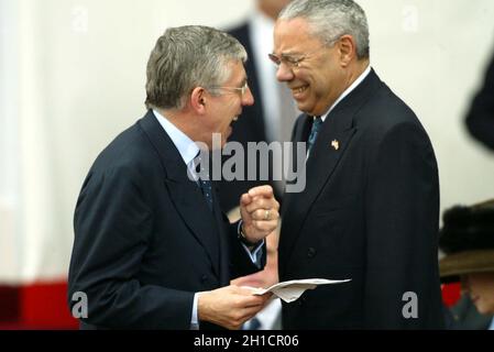 Foto di archivio datata 19/11/03 dell'allora segretario di casa Jack Straw (a sinistra) che condivide una barzelletta con l'allora segretario di Stato americano Colin Powell prima di una cerimonia di benvenuto per il presidente degli Stati Uniti George W Bush a Buckingham Palace, Londra.Colin Powell, l'ex presidente dei capi comuni degli Stati Uniti e segretario di stato degli Stati Uniti, È morto per complicanze di Covid-19, ha detto la sua famiglia. Data di emissione: Lunedì 18 ottobre 2021. Foto Stock