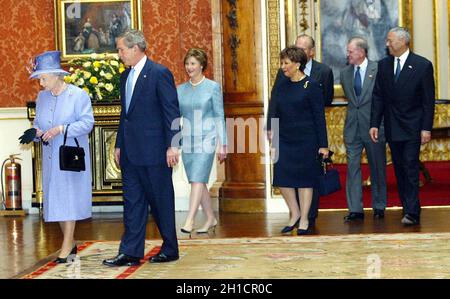 Foto del fascicolo del 19/11/03 della regina Elisabetta II che accompagna l'allora presidente George W. Bush, sua moglie Laura, l'allora segretario di Stato degli Stati Uniti Colin Powell e sua moglie Alma Powell, E il Duca di Edimburgo entrando nella Queen's Gallery a Buckingham Palace, all'inizio della visita di stato del Presidente in Gran Bretagna. Colin Powell, l’ex presidente del Consiglio congiunto degli Stati Uniti e segretario di stato degli Stati Uniti, è morto per complicazioni del Covid-19, ha affermato la sua famiglia. Data di emissione: Lunedì 18 ottobre 2021. Foto Stock