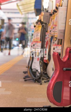 Quartiere di Ochanomizu a Tokyo vicino all'Università Meiji la cui strada principale conosciuta come Guitar Street, che è fiancheggiata da entrambi i lati con negozi di chitarra, violini Foto Stock