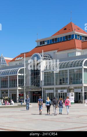 Sopot, Polonia - 5 giugno 2018: Eroi di via Monte Cassino con Spa House sul Mar Baltico, vicino al Molo di Sopot Foto Stock