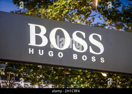 Parigi/Francia - 10 settembre 2019 : il cartello d'ingresso del lussuoso Hugo Boss sul viale Champs-Elysees Foto Stock