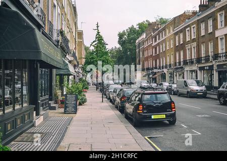 Londra, UK, 19 settembre 2014 la quieta strada con auto parcheggiate Foto Stock