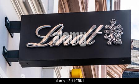 Treviri, GERMANIA - 13 SETTEMBRE 2019: Logo Lindt Sulla Facciata di una casa in un negozio al dettaglio a TREVIRI, GERMANIA. Il marchio è uno dei più importanti in choc Foto Stock