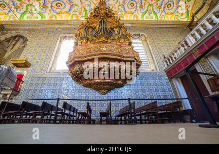 Coimbra, Portogallo - Settembre 6th 2019: Organo della Cappella Universitaria o Capela de Sao Miguel Cappella. Attrazione turistica del vecchio quartiere universitario, Coimbra, P. Foto Stock