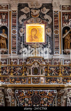 Matera, Italia - 15 Settembre 2019: dipinti e decorazioni in gli interni della cattedrale di Matera, Basilicata, Italia Foto Stock