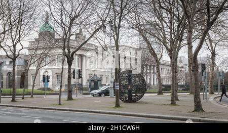 Dublino, Irlanda - 12 Febbraio 2019: dettagli architettonici del Custom House che ospita il dipartimento di alloggiamento, di pianificazione e di governo locale, D Foto Stock