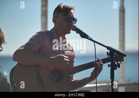 NIZZA, FRANCIA 26 FEBBRAIO 2020: Cantante di artisti di strada Foto Stock