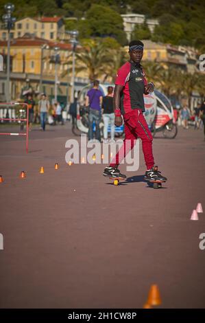 NIZZA, FRANCIA 26 FEBBRAIO 2020: Skater sulla strada Foto Stock