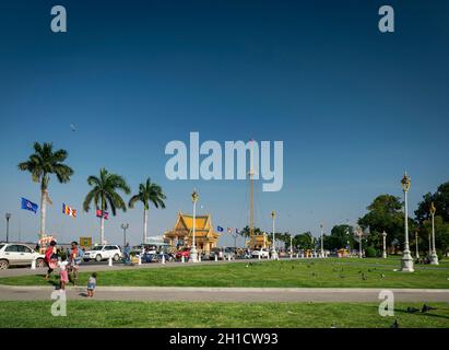 Royal Palace parco in sisowath quay riverside area del centro cittadino di phnom penh cambogia città Foto Stock