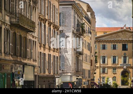 NIZZA, FRANCIA 26 FEBBRAIO 2020: Edifici per le strade di Nizza in Francia Foto Stock