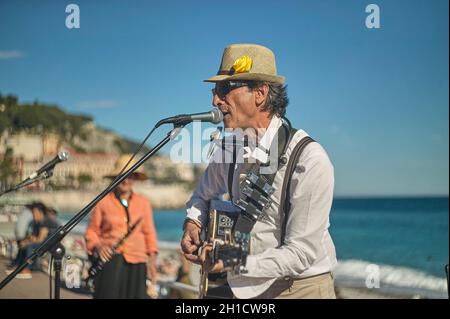 NIZZA, FRANCIA 26 FEBBRAIO 2020: Artista di strada del giocatore di armonica Foto Stock