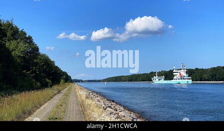 SWINOUJSCIE, POLONIA - 12 luglio 2021: Una nave mercantile che naviga lungo il canale Foto Stock