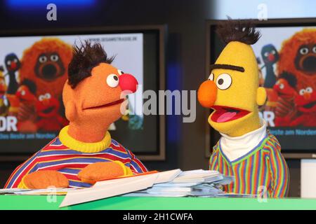 Ernie und Bert, Praesentation der Sesamstrasse Sondermarke (Briefmarke) der Deutschen Post im Sonderpostamt beim NDR Rundfunk, Amburgo, 02.03.2020 Foto Stock