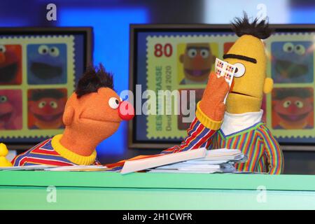 Ernie und Bert, Praesentation der Sesamstrasse Sondermarke (Briefmarke) der Deutschen Post im Sonderpostamt beim NDR Rundfunk, Amburgo, 02.03.2020 Foto Stock