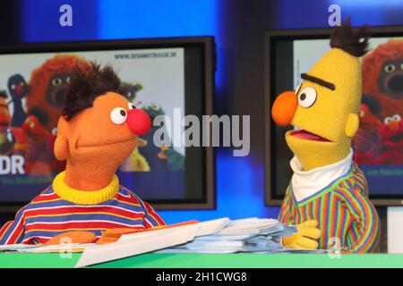 Ernie und Bert, Praesentation der Sesamstrasse Sondermarke (Briefmarke) der Deutschen Post im Sonderpostamt beim NDR Rundfunk, Amburgo, 02.03.2020 Foto Stock