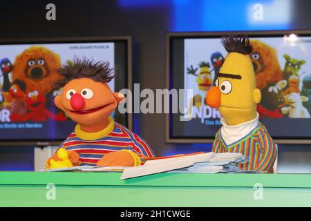 Ernie und Bert, Praesentation der Sesamstrasse Sondermarke (Briefmarke) der Deutschen Post im Sonderpostamt beim NDR Rundfunk, Amburgo, 02.03.2020 Foto Stock