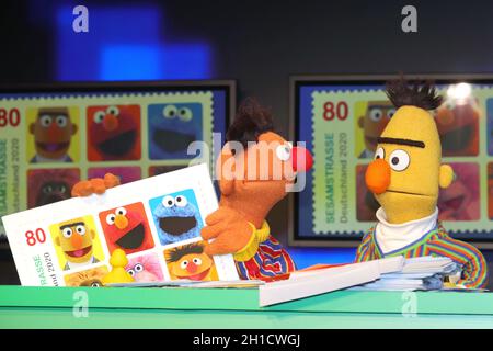 Ernie und Bert, Praesentation der Sesamstrasse Sondermarke (Briefmarke) der Deutschen Post im Sonderpostamt beim NDR Rundfunk, Amburgo, 02.03.2020 Foto Stock