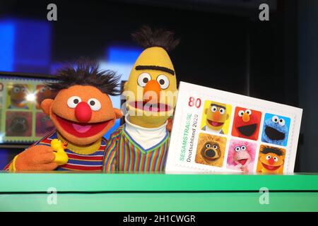 Ernie und Bert, Praesentation der Sesamstrasse Sondermarke (Briefmarke) der Deutschen Post im Sonderpostamt beim NDR Rundfunk, Amburgo, 02.03.2020 Foto Stock