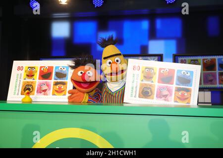 Ernie und Bert, Praesentation der Sesamstrasse Sondermarke (Briefmarke) der Deutschen Post im Sonderpostamt beim NDR Rundfunk, Amburgo, 02.03.2020 Foto Stock