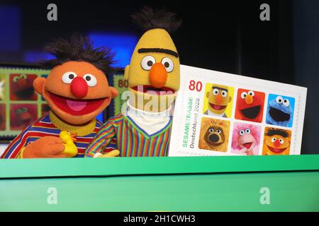 Ernie und Bert, Praesentation der Sesamstrasse Sondermarke (Briefmarke) der Deutschen Post im Sonderpostamt beim NDR Rundfunk, Amburgo, 02.03.2020 Foto Stock