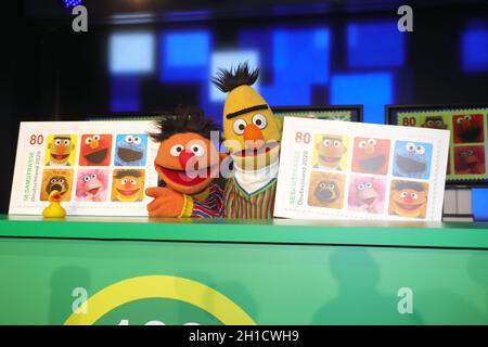 Ernie und Bert, Praesentation der Sesamstrasse Sondermarke (Briefmarke) der Deutschen Post im Sonderpostamt beim NDR Rundfunk, Amburgo, 02.03.2020 Foto Stock