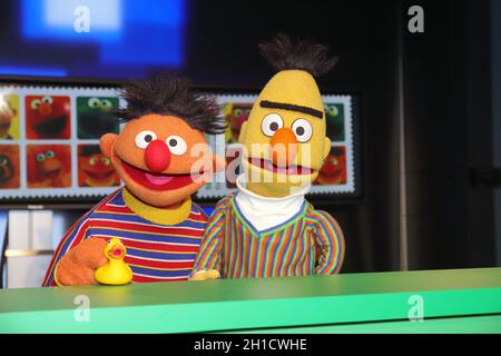 Ernie und Bert, Praesentation der Sesamstrasse Sondermarke (Briefmarke) der Deutschen Post im Sonderpostamt beim NDR Rundfunk, Amburgo, 02.03.2020 Foto Stock