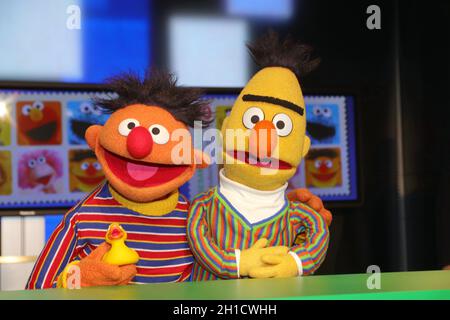 Ernie und Bert, Praesentation der Sesamstrasse Sondermarke (Briefmarke) der Deutschen Post im Sonderpostamt beim NDR Rundfunk, Amburgo, 02.03.2020 Foto Stock