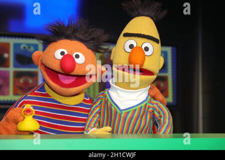 Ernie und Bert, Praesentation der Sesamstrasse Sondermarke (Briefmarke) der Deutschen Post im Sonderpostamt beim NDR Rundfunk, Amburgo, 02.03.2020 Foto Stock