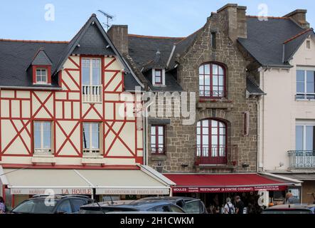 Cancale, Francia - 15 Settembre 2018: bar e ristoranti sulla strada principale di Canacle noto per i suoi squisiti piatti a base di pesce e frutti di mare. Brittany, Francia Foto Stock