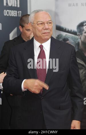 **FILE PHOTO** Colin Powell Dies of Complications di Covid. WASHINGTON, DC - OTTOBRE 15: Colin Powell alla prima mondiale di Fury a Newseum a Washington, DC il 15 Ottobre 2014. Credit: Mpi34/MediaPunch Foto Stock