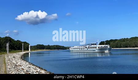 SWINOUJSCIE, POLONIA - 12 luglio 2021: Nave passeggeri che naviga lungo il canale Foto Stock