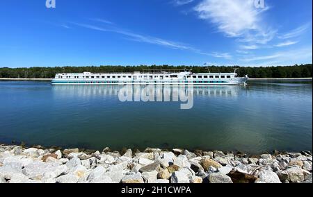 SWINOUJSCIE, POLONIA - 12 luglio 2021: Nave passeggeri che naviga lungo il canale Foto Stock