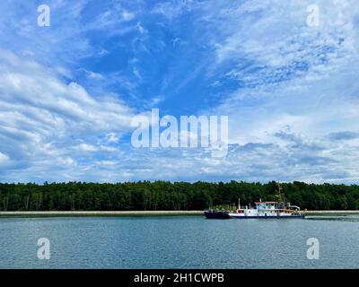 SWINOUJSCIE, POLONIA - 12 luglio 2021: Una nave mercantile che naviga lungo il canale Foto Stock