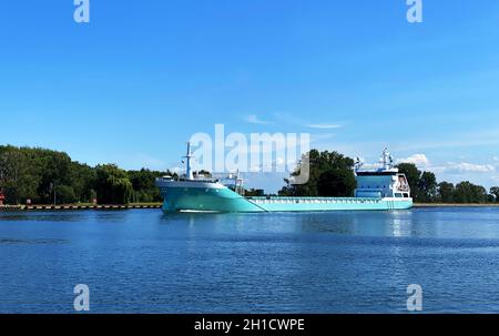 SWINOUJSCIE, POLONIA - 12 luglio 2021: Una nave mercantile che naviga lungo il canale Foto Stock