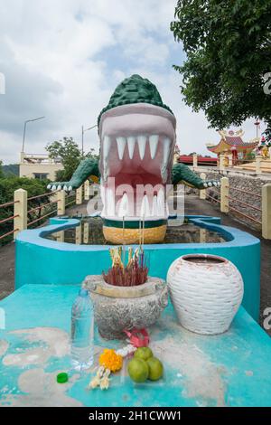 Il Tempio del Crocodile o il Santuario di Chao Mae Tuttim Thong vicino alla città di Pranburi sul Golf della Thailandia a sud della città di Hua Hin in Thailandia. Thaila Foto Stock