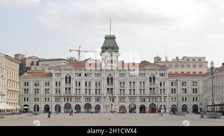 TRIESTE, ITALIA - 13 ottobre: Piazza dell'Unità d'Italia a Trieste il 13 ottobre 2014. Principali grande piazza dell'Unità italiana con sede municipale in cerca Foto Stock