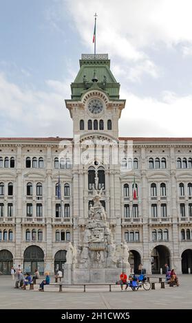 TRIESTE, ITALIA - 13 ottobre: Piazza dell'Unità d'Italia a Trieste il 13 ottobre 2014. Fontana dei quattro continenti e municipio edificio a Trieste, Foto Stock