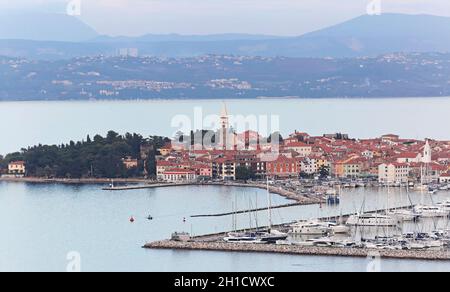 IZOLA, Slovenia - 14 ottobre: Antenna colpo di Izola il 14 ottobre 2014. Città di mare e il porto per yacht in Izola, Istria, Slovenia. Foto Stock