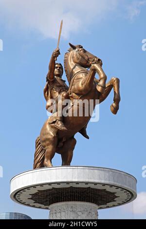 SKOPJE, MACEDONIA - 17 settembre: guerriero su un cavallo a Skopje il 17 settembre 2012. Alessandro il Grande statua equestre a Skopje in Macedonia. Foto Stock