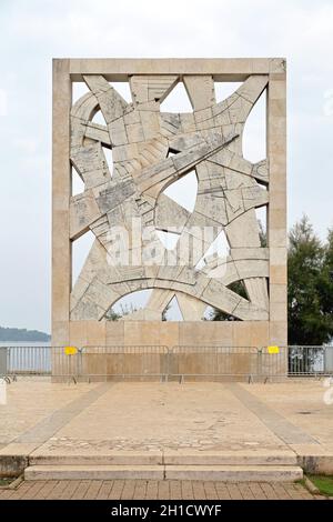 Rovigno, Croazia - 16 ottobre: Memoriale della Seconda guerra mondiale il monumento di Rovigno il 16 ottobre 2014. Per i caduti e le vittime del terrore fascista di Rovigno, croato Foto Stock