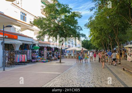 Albufeira, Portogallo - 3 Settembre 2014: I turisti visitano l'Avenue of Freedom con negozi, bar e ristoranti nella città turistica di Albufeira in al Foto Stock