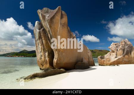 Enormi massi di granito intemperie, che mostrano erosione su una splendida spiaggia dalla baia di Laraie sull'isola di Curieuse nelle Seychelles - un Parco Nazionale Marino Foto Stock