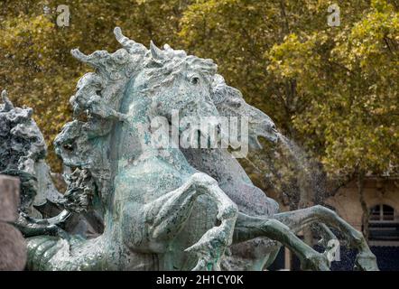 Bordeaux, Francia - 9 Settembre 2018: Esplanade des Quinconces, la fontana del monumento aux in Girondins Bordeaux. Francia Foto Stock