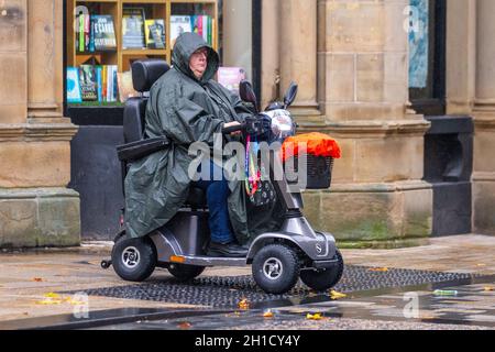 Preston, Lancashire. UK Weather; 05 Ott 2021: Giornata bagnata e ventosa, con docce pesanti e forte brezza. Credit; MediaWorldImages/AlamyLiveNews Foto Stock