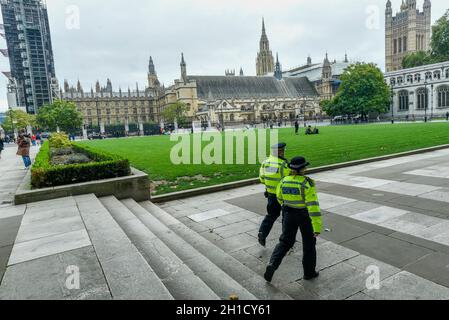 Londra, Regno Unito. 18 ottobre 2021. Pattugliamento degli agenti di polizia in Piazza del Parlamento. MPS parteciperà più tardi a un servizio nella Chiesa di St Margaret per rendere omaggio al loro ex collega David Amess, deputato di Southend West, che è stato assassinato il 15 ottobre nella sua chirurgia elettorale. Credit: Stephen Chung / Alamy Live News Foto Stock