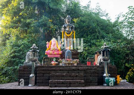 Il santuario di Siva nella città di Kamphaeng Phet nella provincia di Kamphaeng Phet nella Thailandia del Nord. Thailandia, Kamphaeng Phet, Novembre 2019 Foto Stock