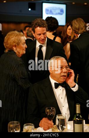 **FILE PHOTO** Colin Powell Dies of Complications di Covid. Washington, DC - 9 maggio 2009 -- Il Segretario del Tesoro Timothy Geithner chats con l'ex Segretario di Stato Madeleine Albright come ex Segretario di Stato Colin Powell parla sul suo cellulare prima dell'annuale cena di gala dell'Associazione dei Corrispondenti della Casa Bianca presso il Washington Hilton Hotel, Washington, DC, Sabato 9 maggio, 2009. Credit: Martin H. Simon - Pool via CNP /MediaPunch Foto Stock