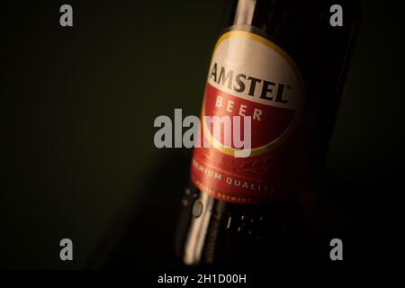 Bucarest Romania - 16 febbraio 2020: Editoriale illustrativo girato una bottiglia di birra Amstel a Bucarest, Romania. Foto Stock