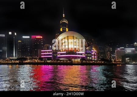 Hong Kong, Cina - 28 Aprile 2017: Famoso spettacolo con orchestrazione di musica, luci decorative, esposizioni di luce laser, e fuochi pirotecnici, il mu Foto Stock