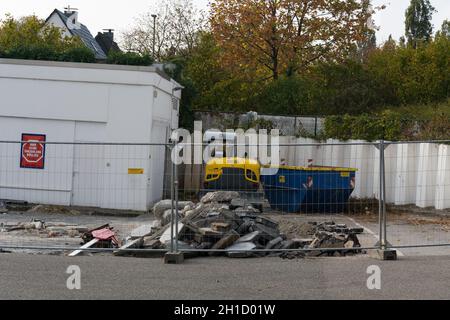 HEILIGENHAUS, NRW, GERMANIA - 19 OTTOBRE 2018: Demolizione del distributore di benzina a Heiligenhaus dietro il supermercato Real Foto Stock